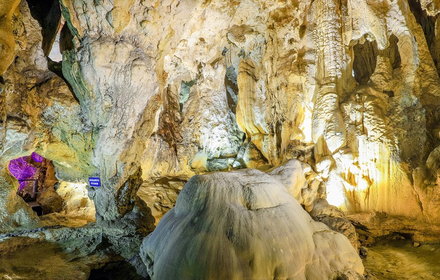 Thạch nhũ hang Vũng Đục