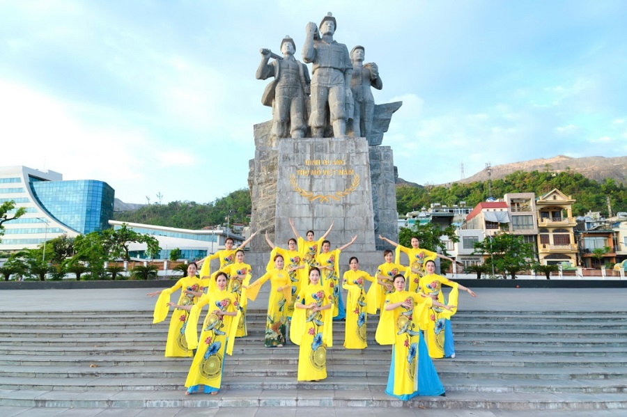 Quảng trường 12/11 Tham quan Di tích Quảng trường 12/11