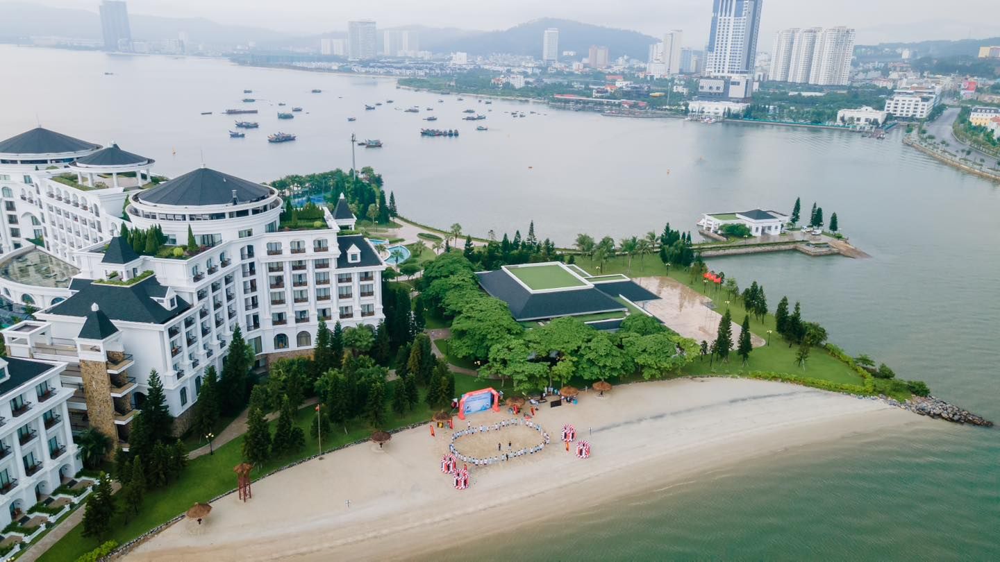 Vui chơi trên bãi biển ở đảo Rều