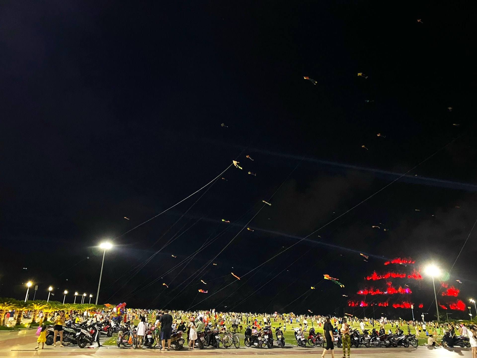 Vui chơi về đêm ở Quảng trường 30/10 Hạ Long