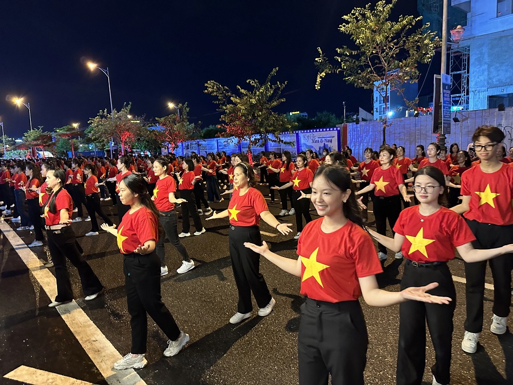 A cultural performance at Bach Dang Walking Street