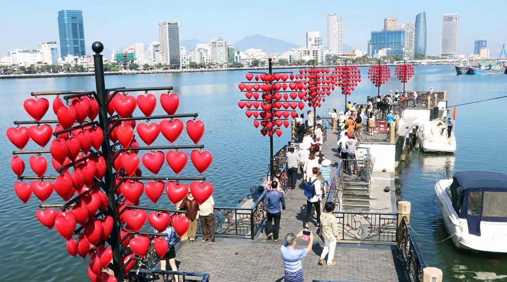 Love Bridge Da Nang Check in at Da Nang Love Bridge