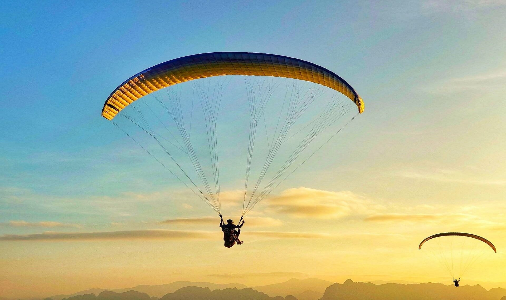 Choose reputable operators for a safe experience of paragliding in Da Nang