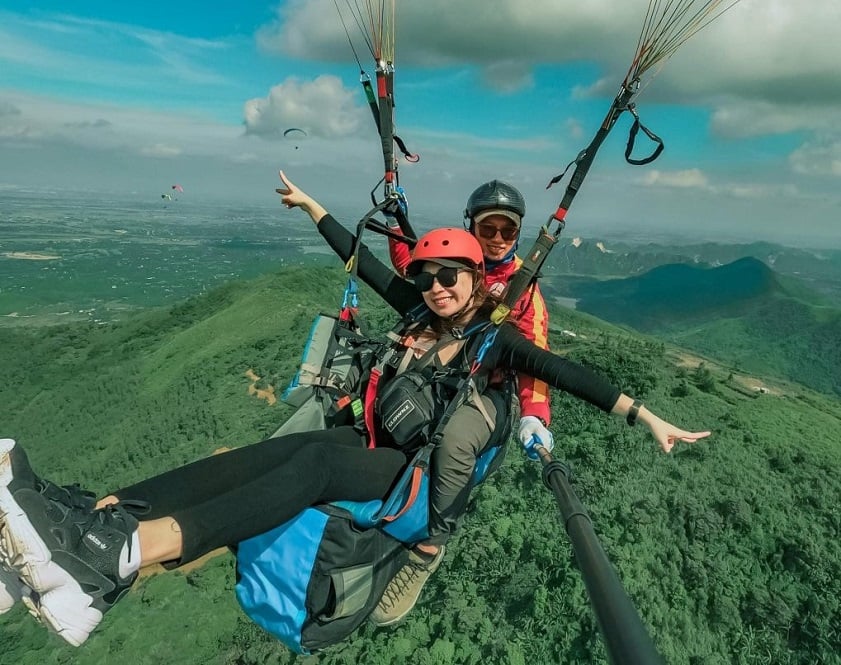 Da Nang boasts ideal weather conditions and stunning landscapes for paragliding