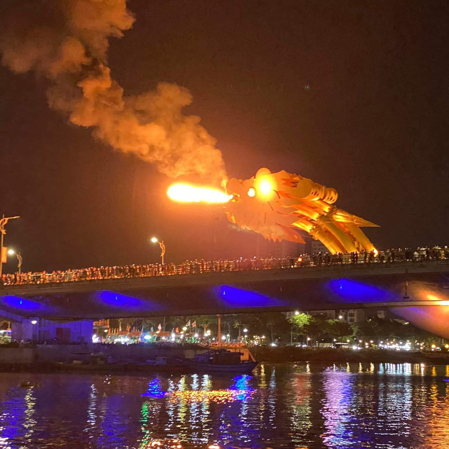 Don’t miss the Dragon Bridge’s fire-water show on weekend nights