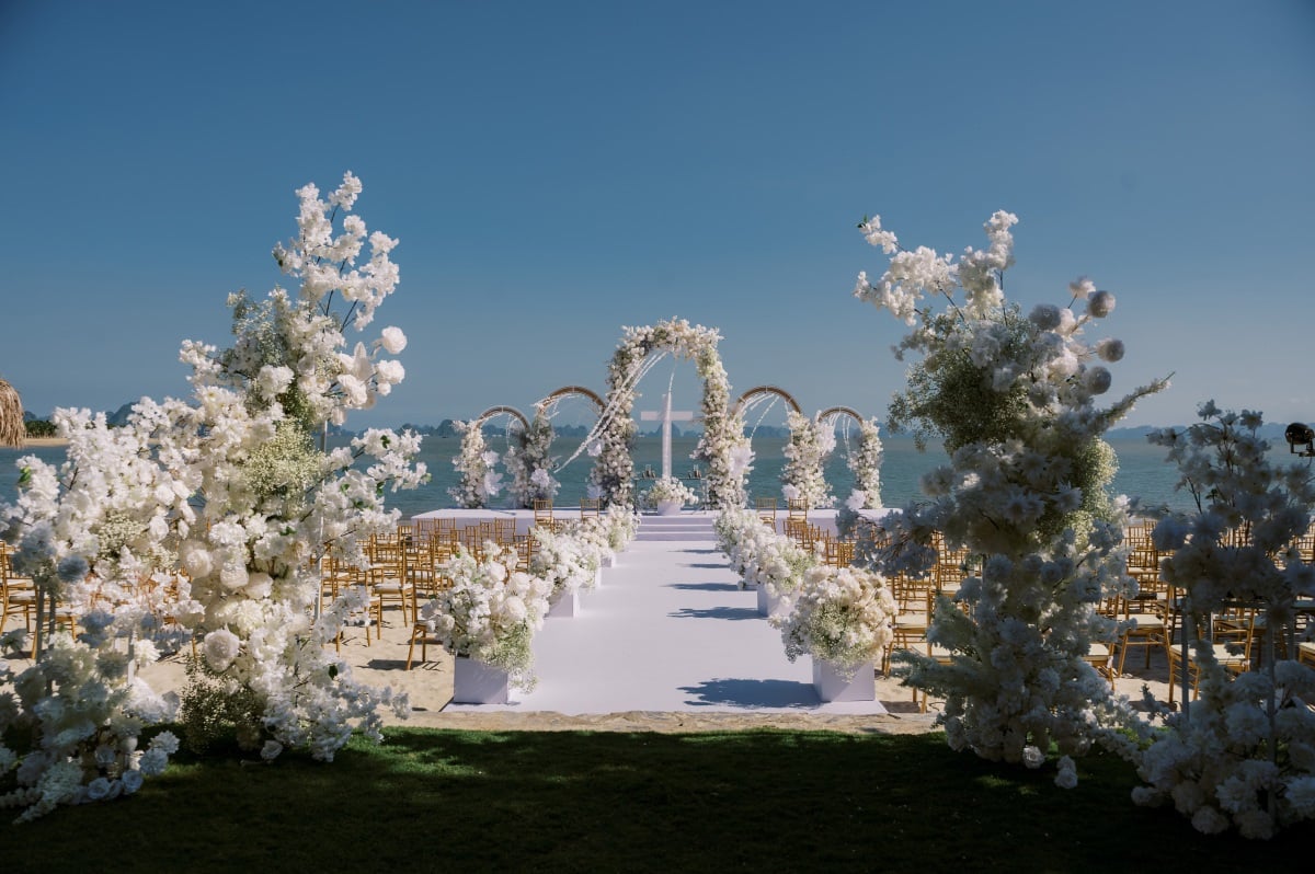 Vietnamese wedding tea ceremony Host an elegant wedding banquet at Vinpearl