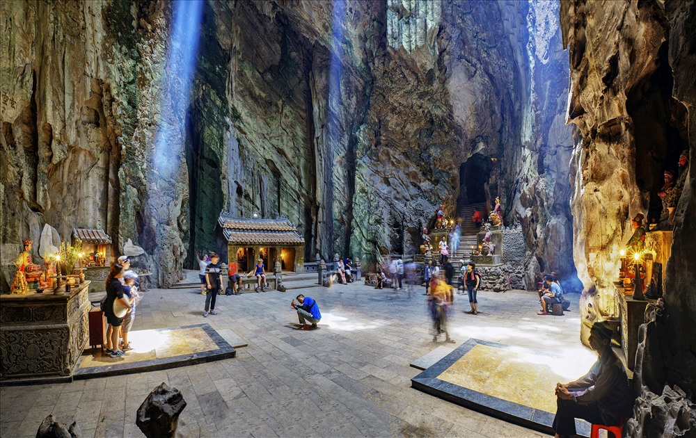 Huyen Khong Cave is known for its dramatic natural skylight
