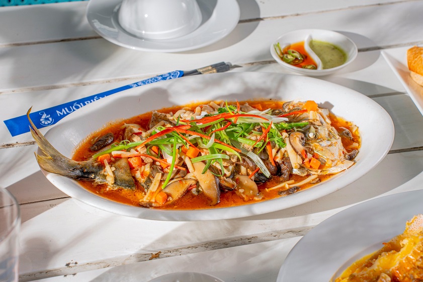 Muoi Bien stands out among the best restaurants on My Khe Beach