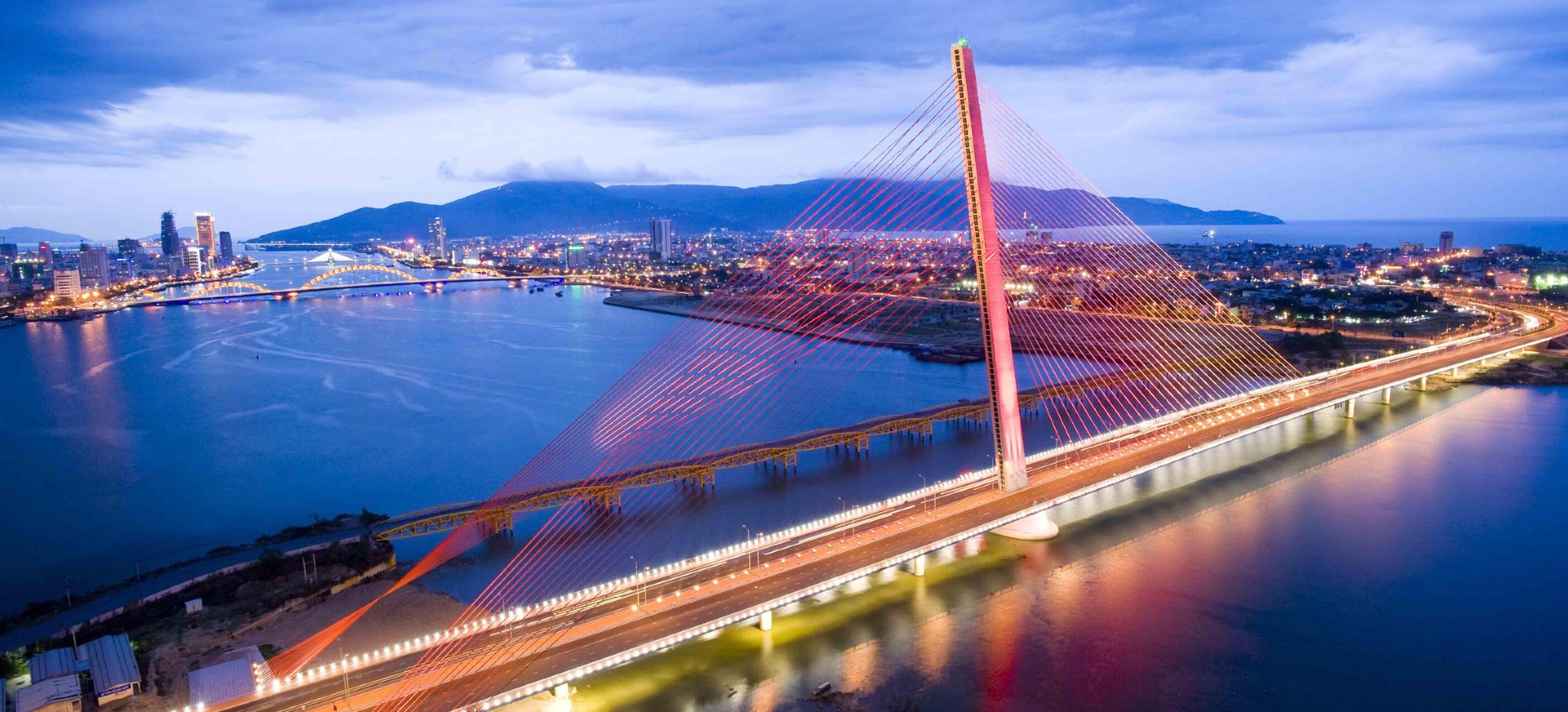 Tran Thi Ly Bridge stands out on the Han River map