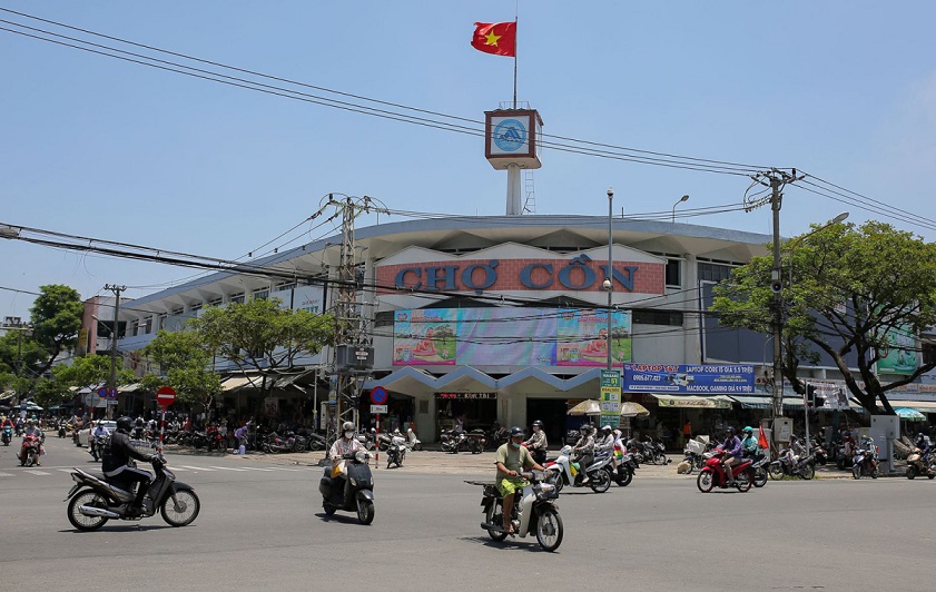 Visit Con Market to enjoy the local food in your 2-day itinerary in Da Nang