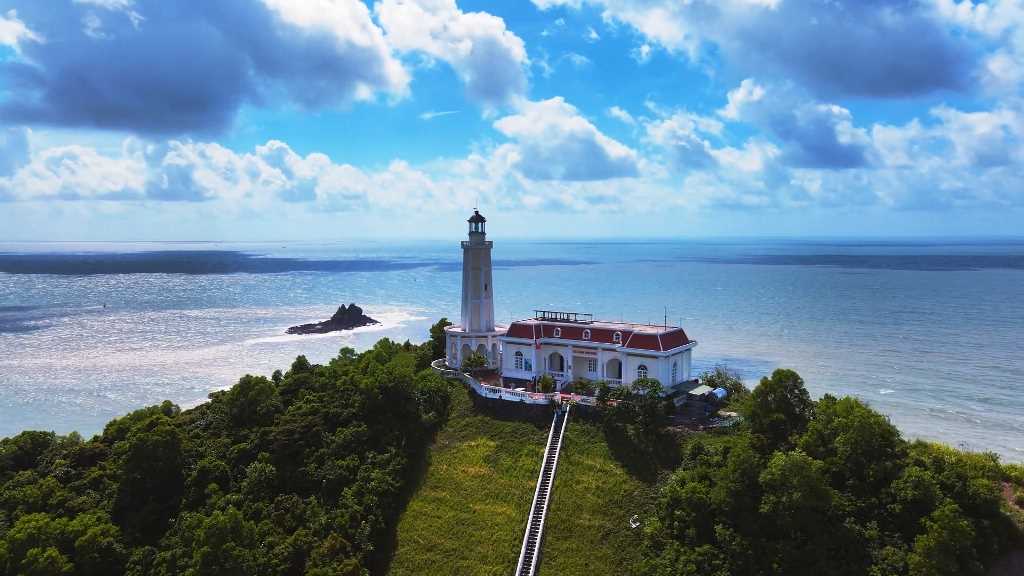 Visit Vinh Thuc Island in summer