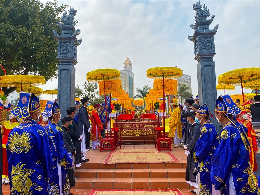 Xa Tac Temple stands out on the Mong Cai map for tourists