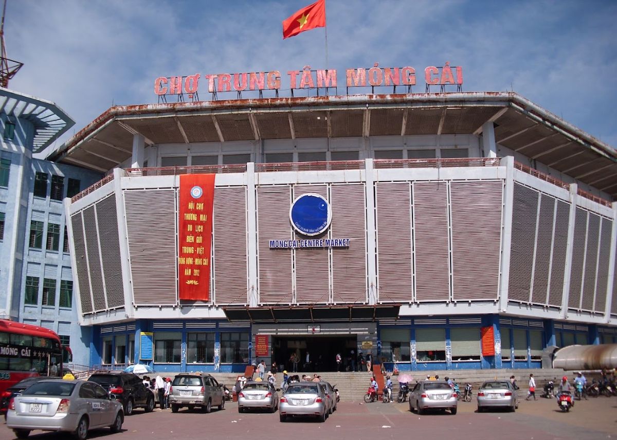 Chợ Móng Cái Bên ngoài chợ cửa khẩu Móng Cái Quảng Ninh