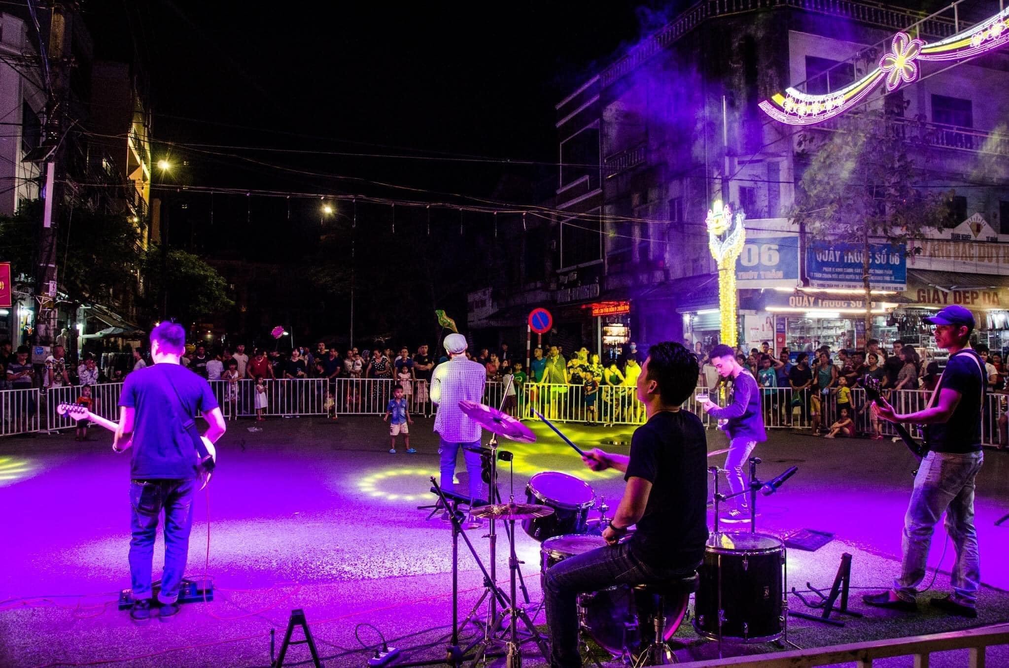 Biểu diễn trên phố đi bộ Trần Phú