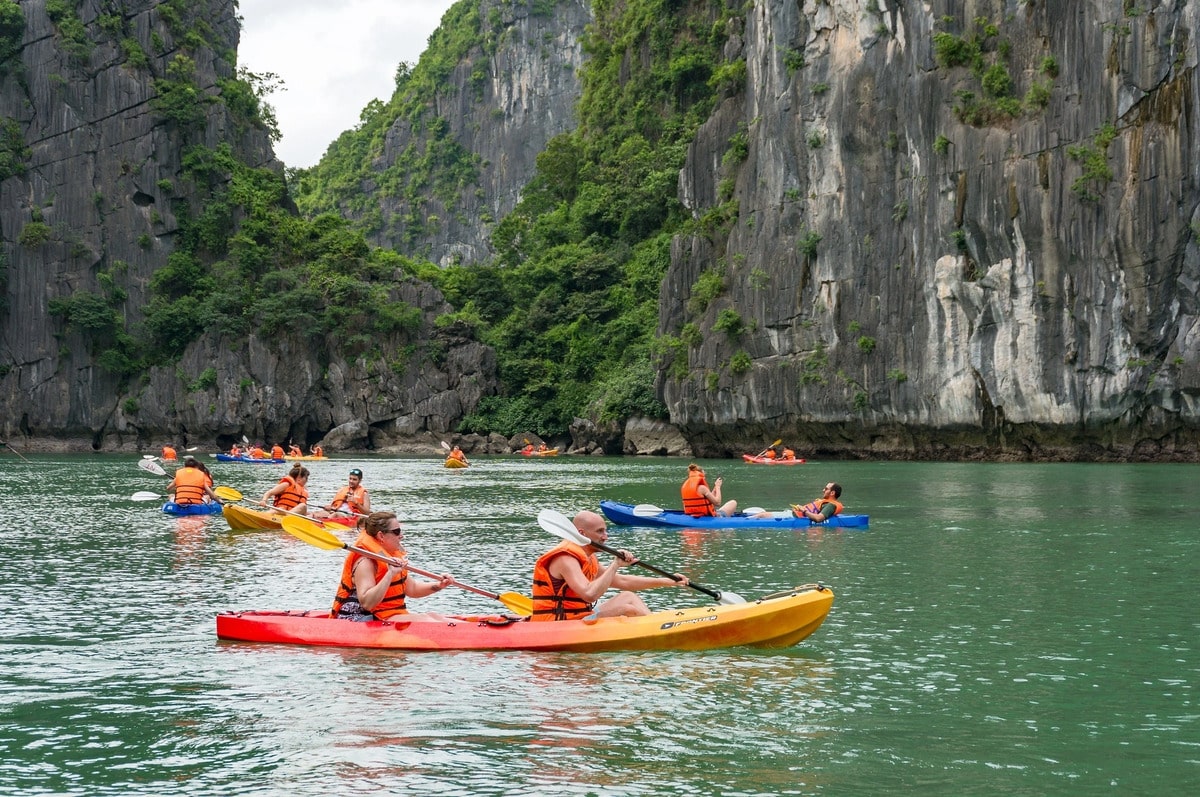 chèo kayak trên đảo Cát Bà