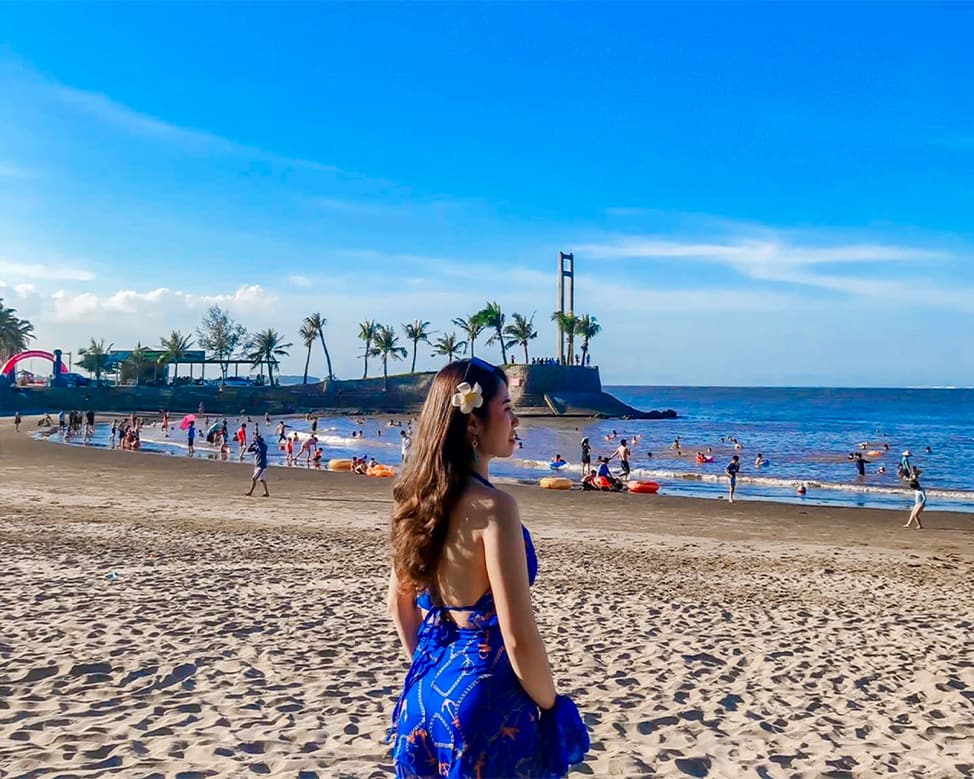 Du khách check in biển Đồ Sơn