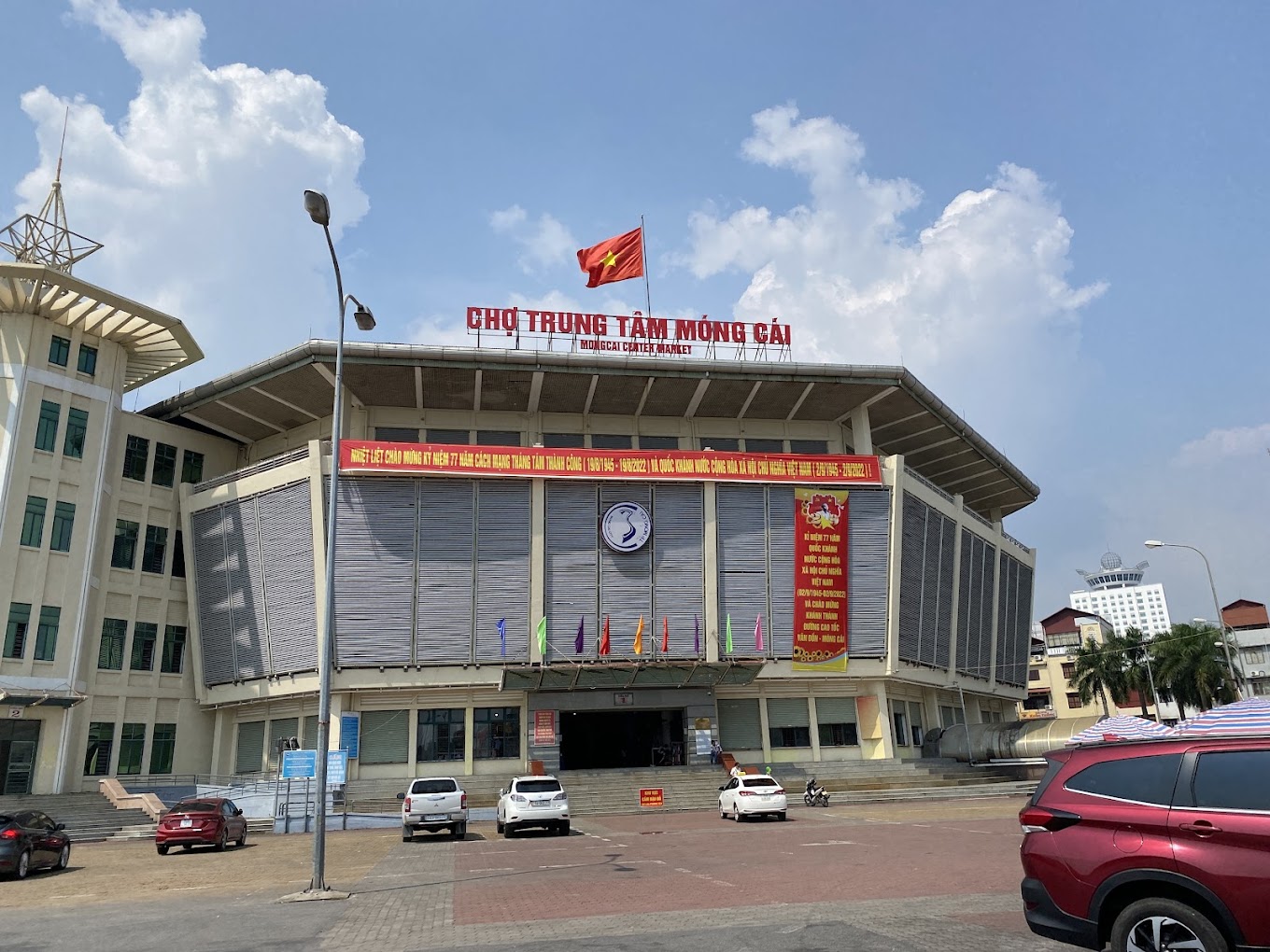 Chợ Móng Cái Đường đi đến chợ khá dễ dàng