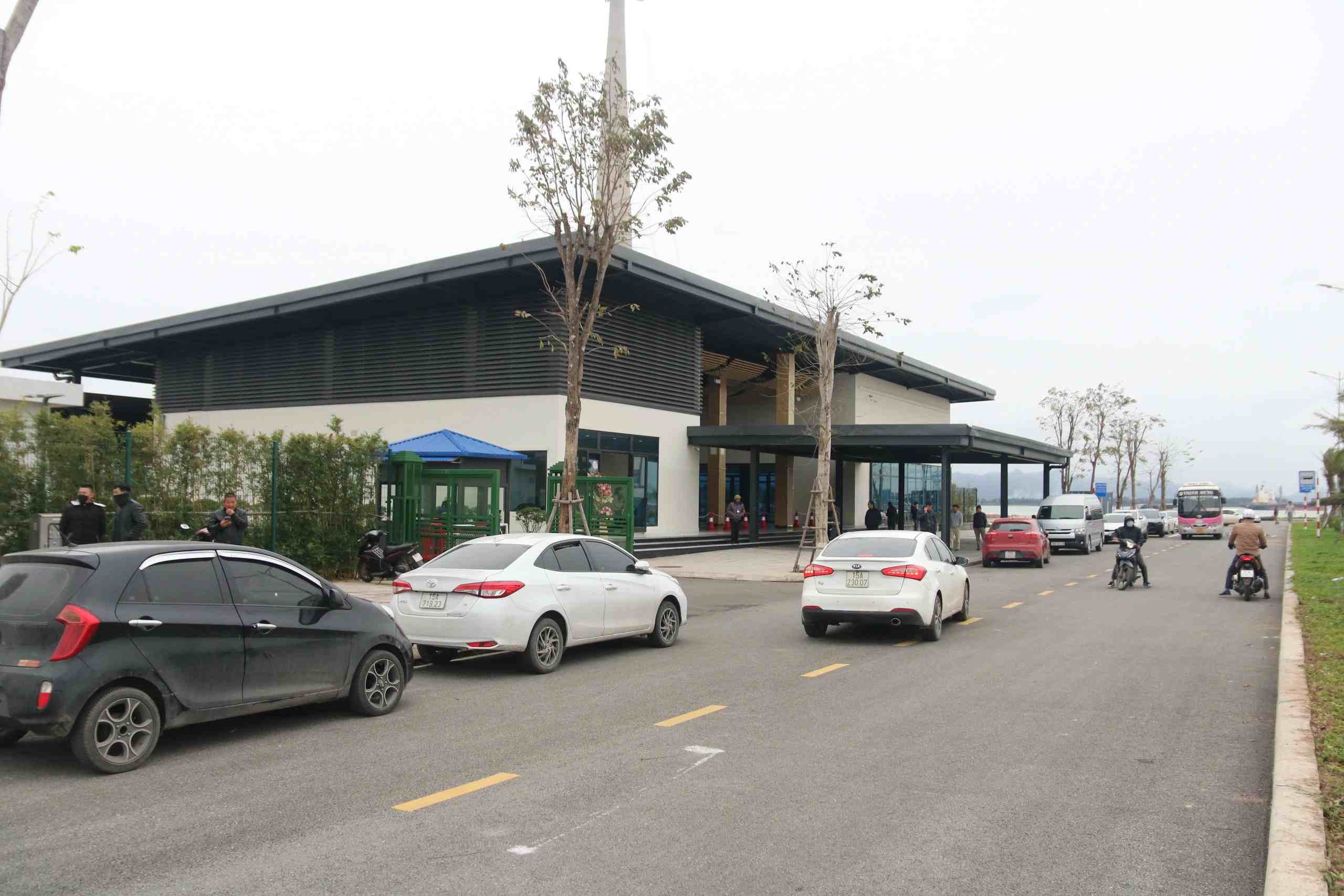 Đường đi đến bến phà Cát Bà Đồng Bài