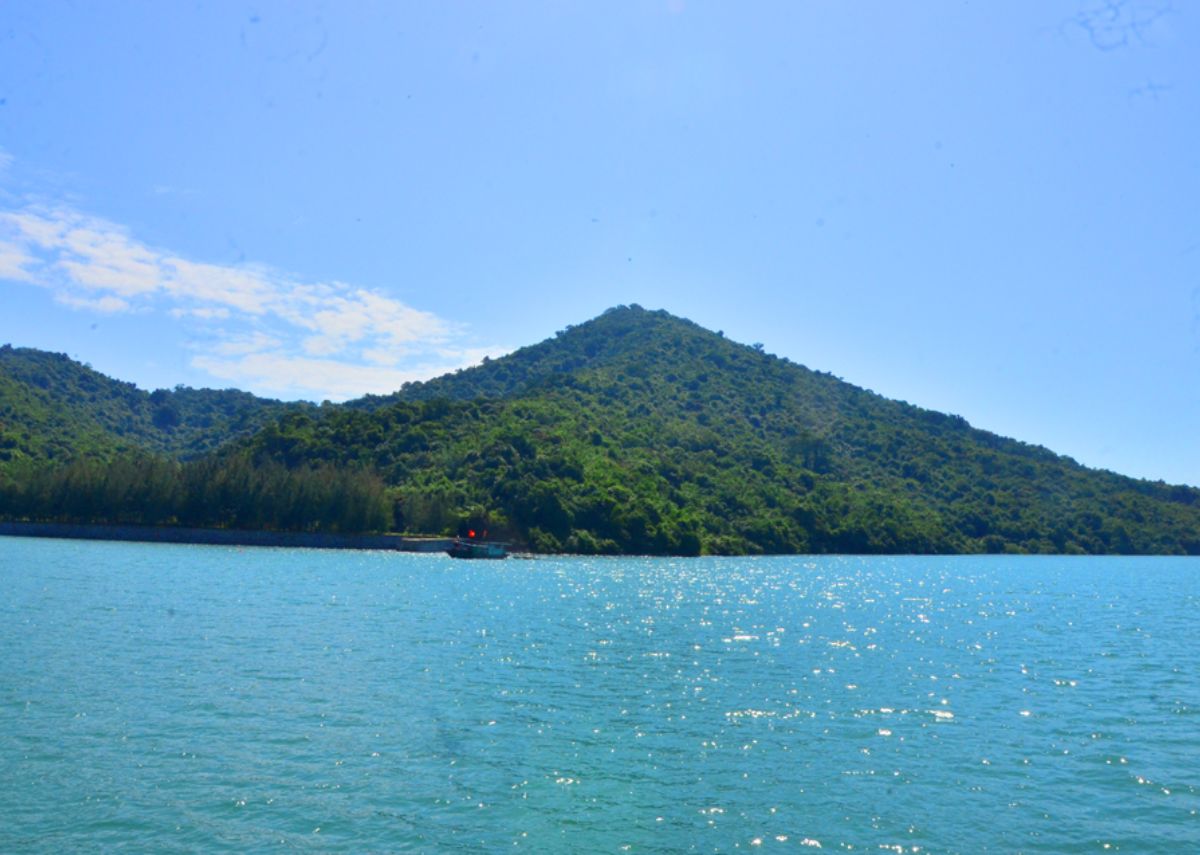 Khung cảnh thiên nhiên đảo Ba Mùn