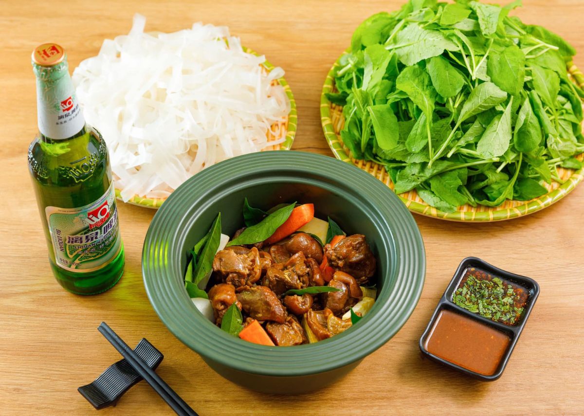 Ăn gì ở Móng Cái Lẩu dê khô Móng Cái