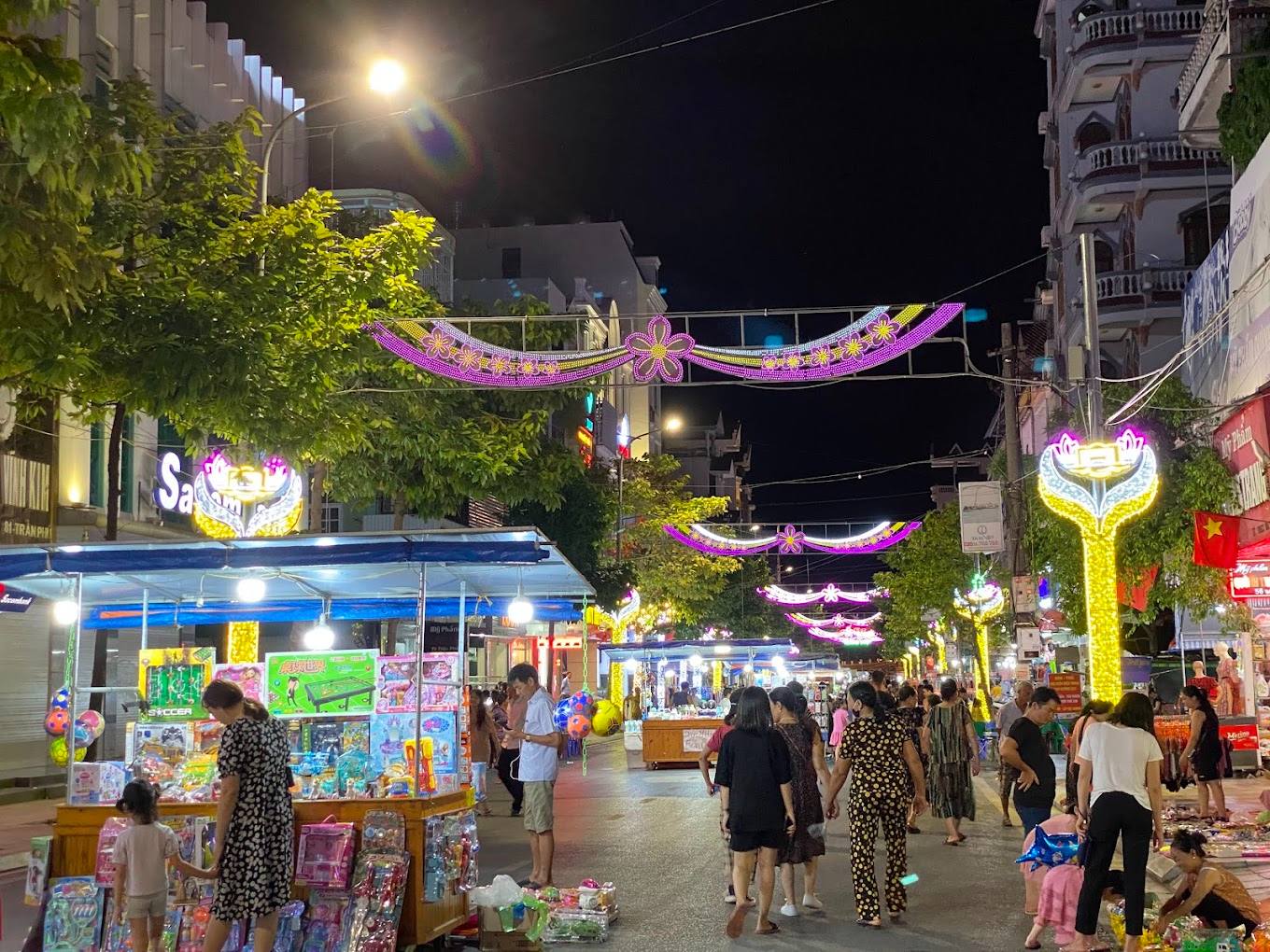 Chợ đêm Móng Cái Nhiều mặt hàng ở chợ đêm Móng Cái