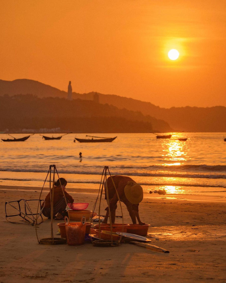 According to My Khe Beach sunrise reviews, the best time window is between 5 AM and 6 AM