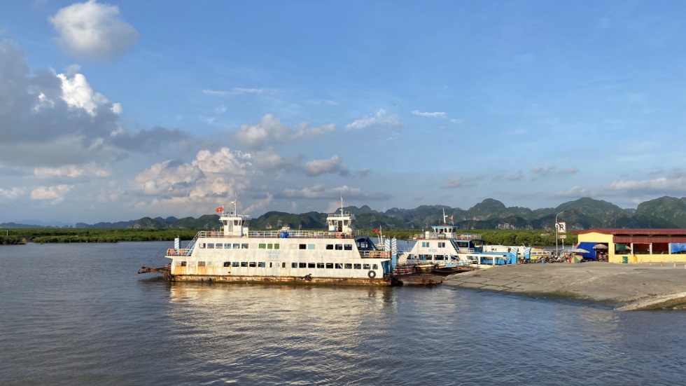 Arrive early to buy tickets easily at Dong Bai Pier