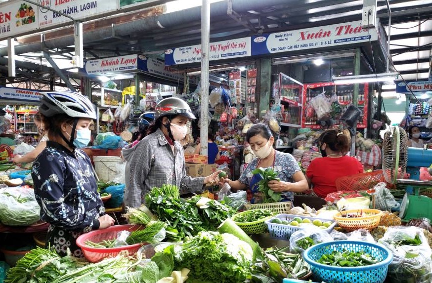 Authentic local atmosphere at Dong Da Market