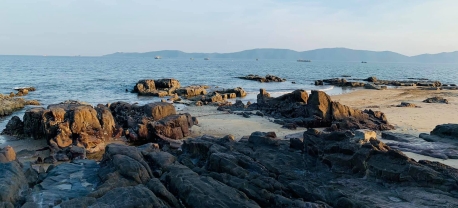 Bãi Đá Đen Móng Cái: Bãi biển đẹp hoang sơ ít người biết