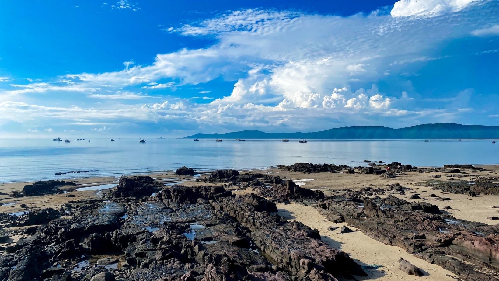 Bãi Đá Đen Móng Cái