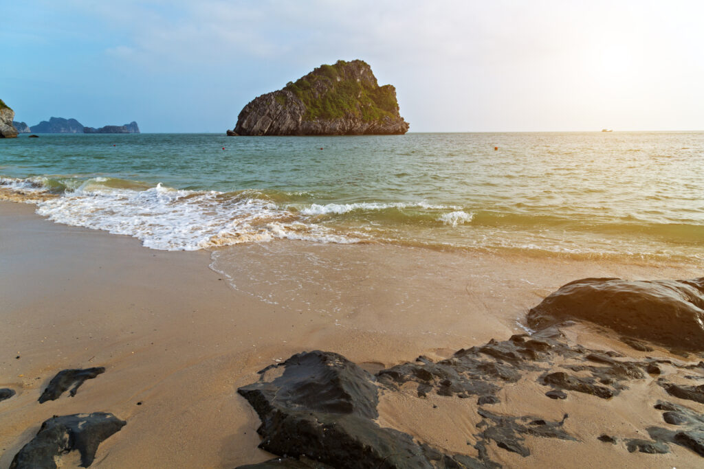Come to Cat Ba Island to enjoy the beauty of its beaches