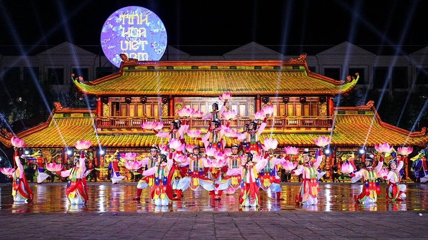 Phu Quoc food tour Grand World Phu Quoc is home to many amazing shows