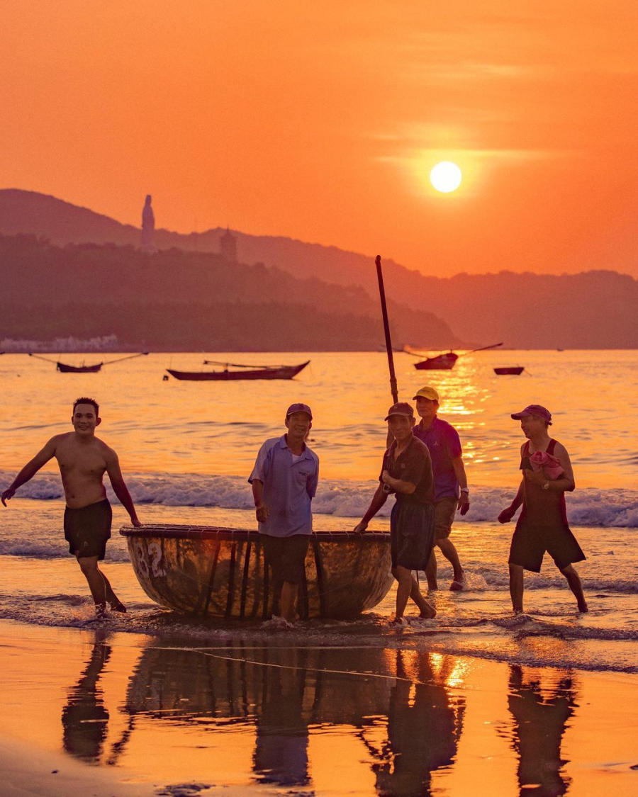 Make the most of your experience of watching the My Khe Beach sunrise