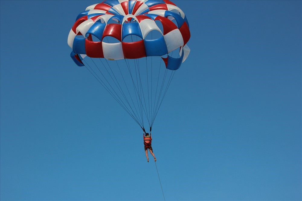 Parasailing in Da Nang truly shines at My Khe Beach