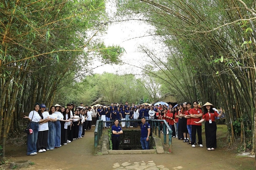 Taking Vinh Moc Tunnels photos inside
