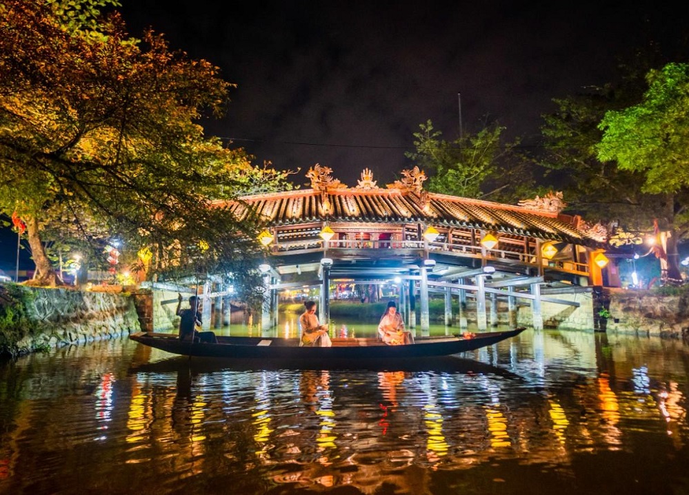 Thanh Toan Bridge in Hue at night