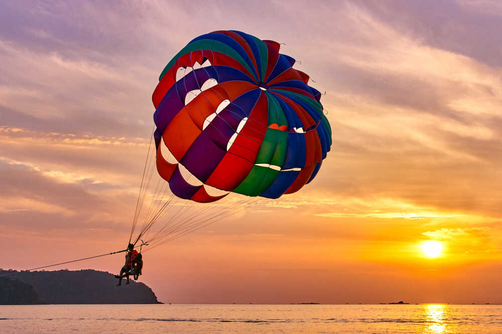The dry season is recommended for Da Nang parasailing