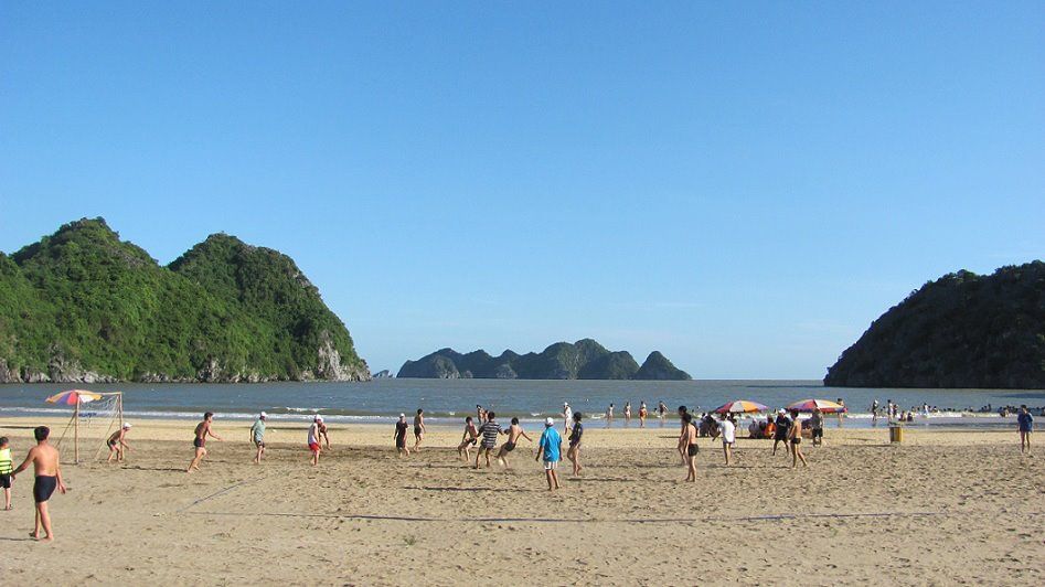 The natural beauty of Tung Thu Beach, Cat Ba