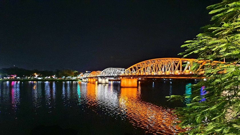 Trang Tien Bridge at night