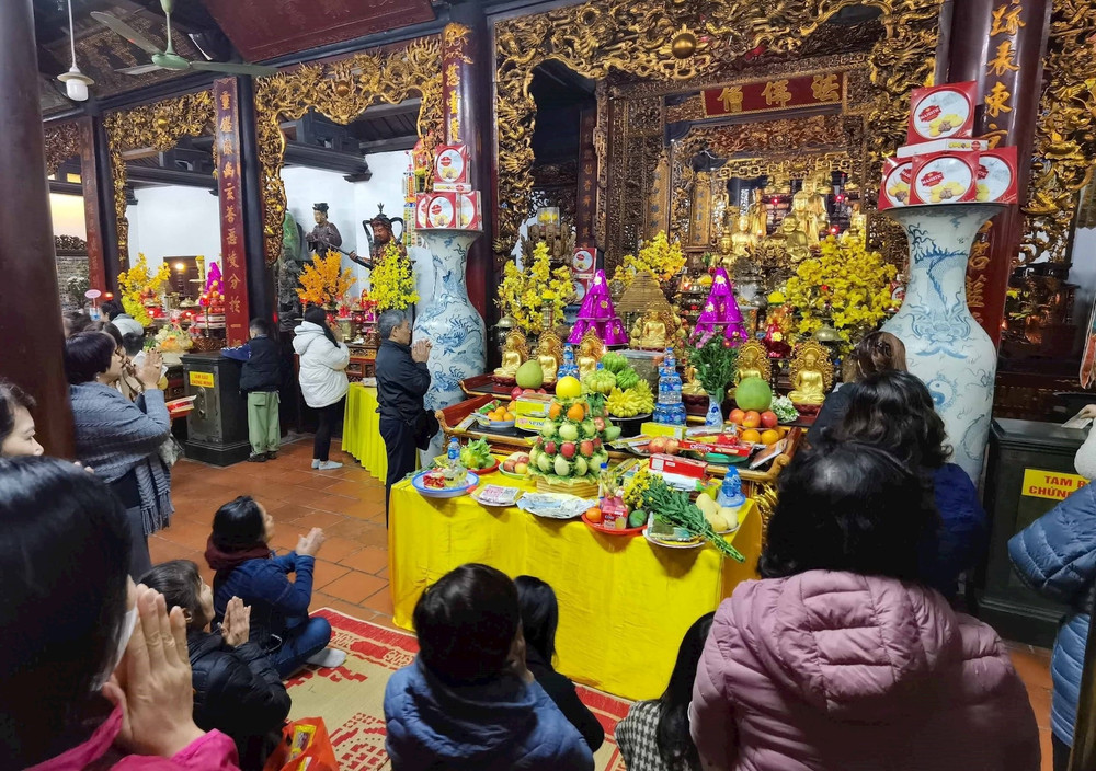 Vietnamese etiquette in mind while visiting temples