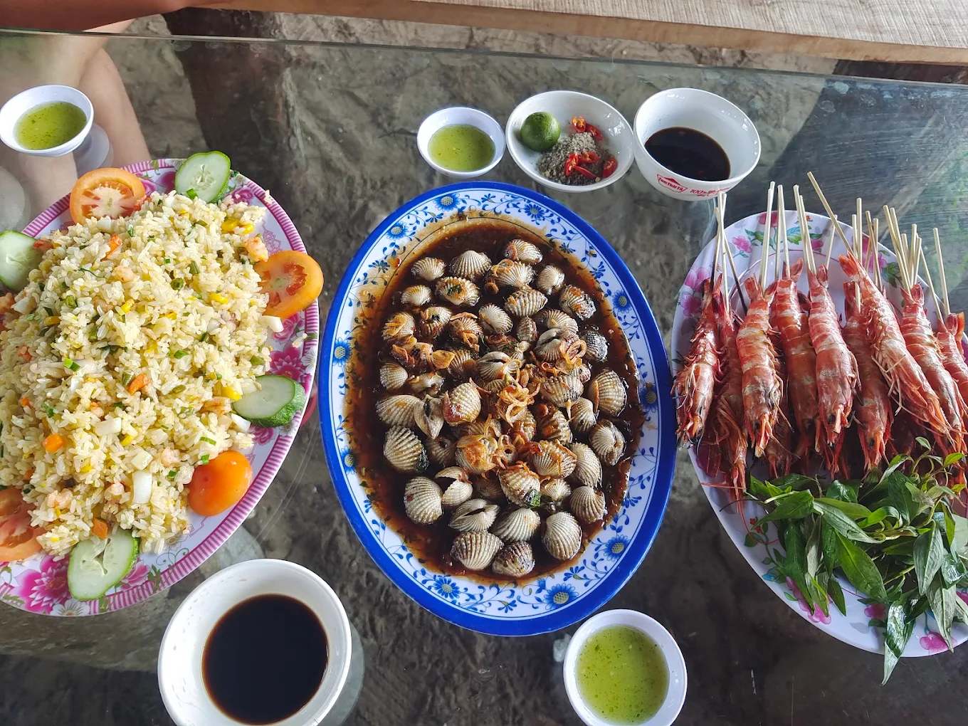 Đại Dương Quán phục vụ nhiều món hải sản tươi ngon bên bờ biển Cần Giờ (Ảnh: Sưu tầm)