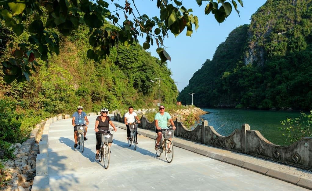 Đạp xe quanh làng chài Việt Hải