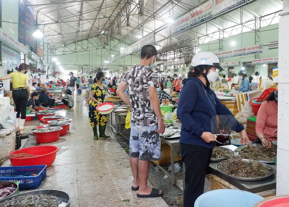 food stalls in Dong Da Market