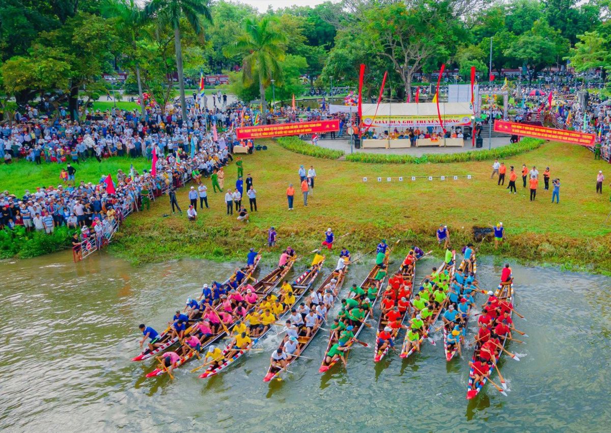 Lễ hội đua ghe ở Huế