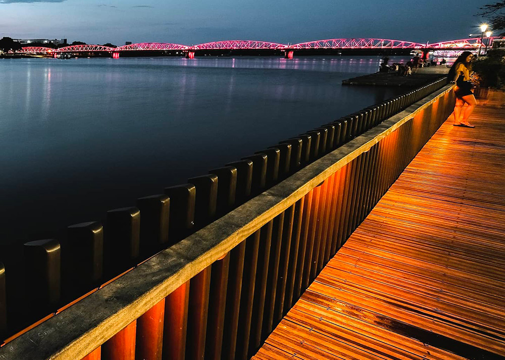 nighttime strolls on Lim Wooden Bridge