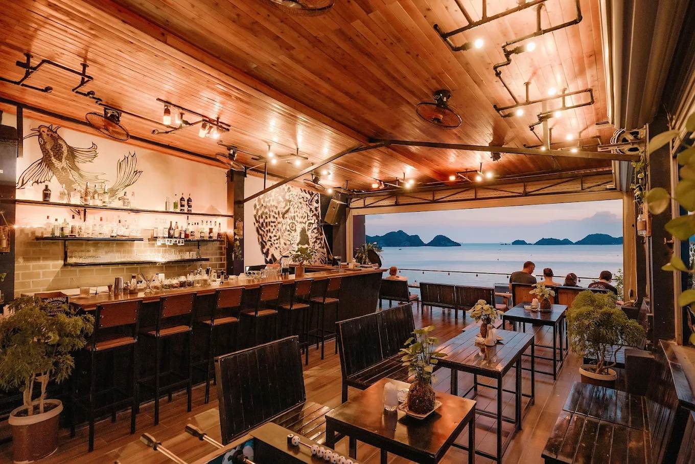 Quán bar ở Cát Bà