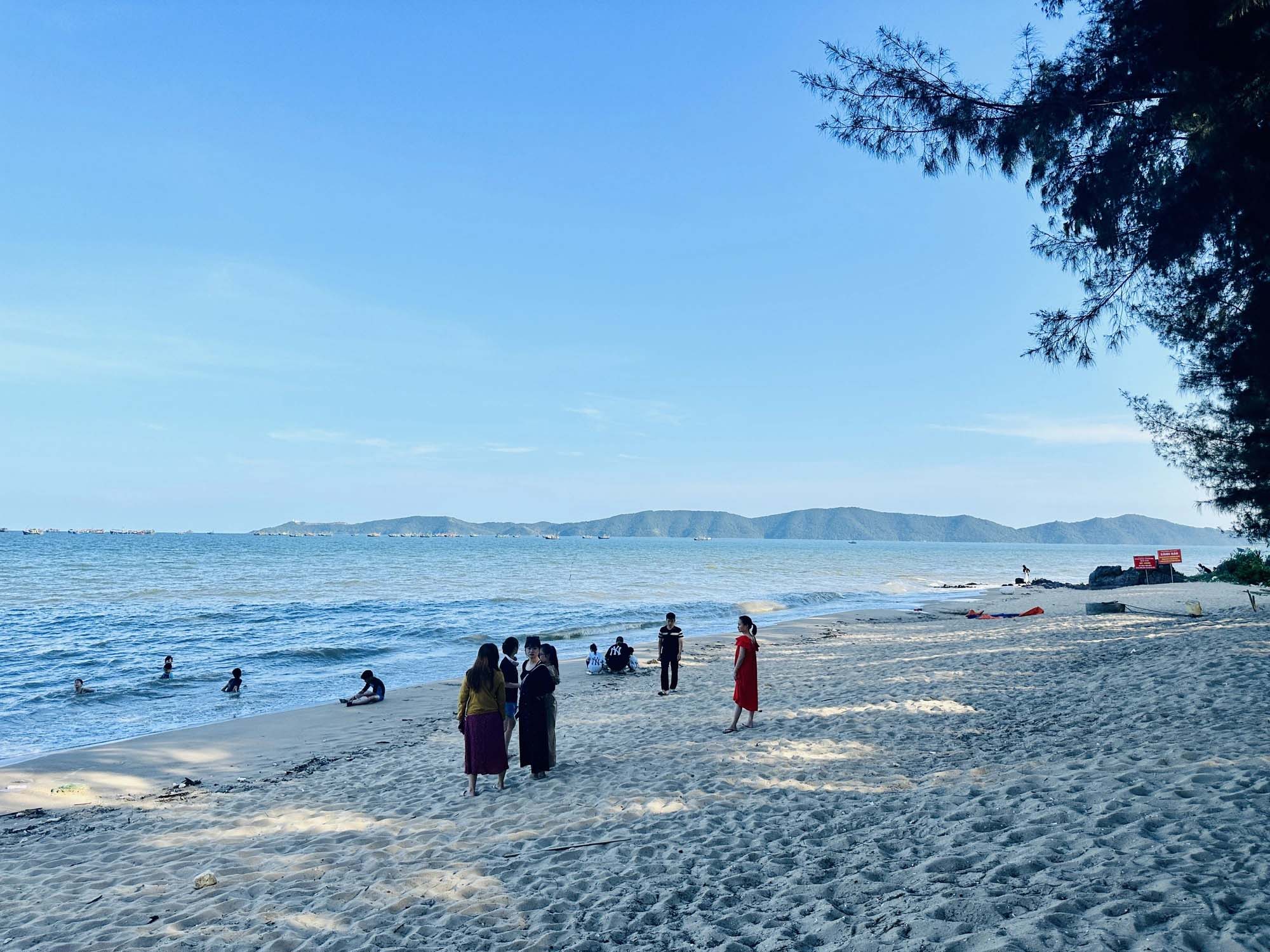 Tắm biển tại bãi Đá Đen Móng Cái