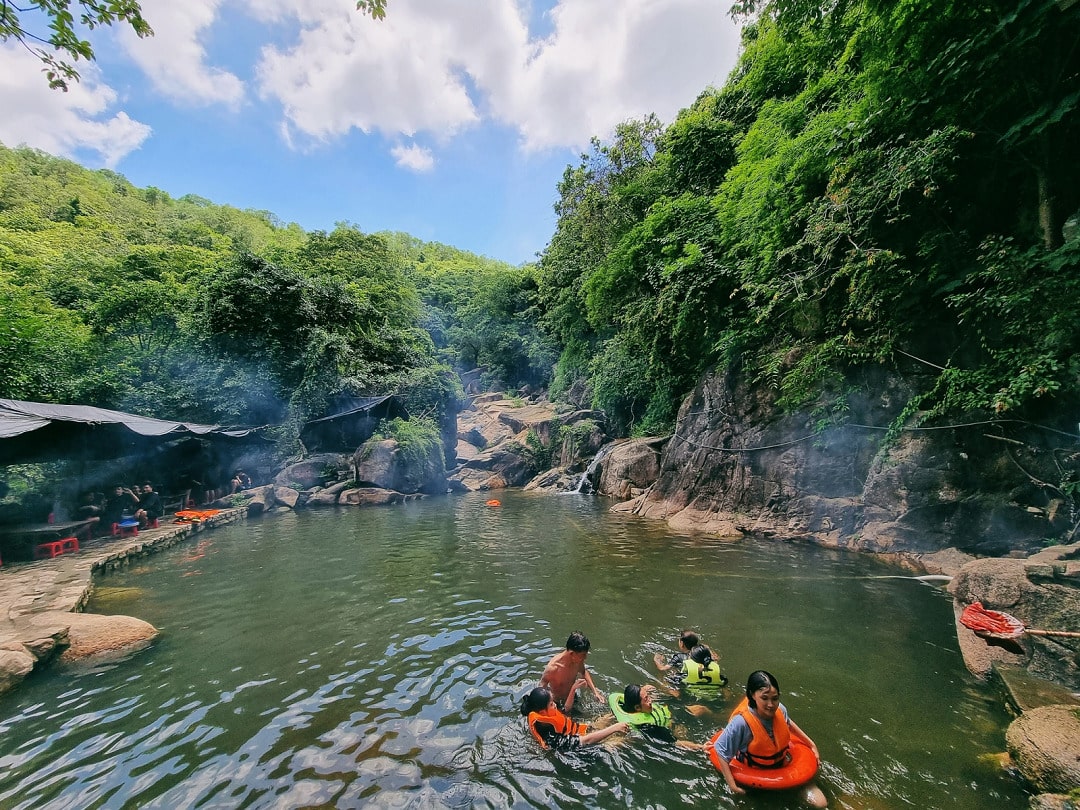tắm suối ở suối Đá Vũng Tàu