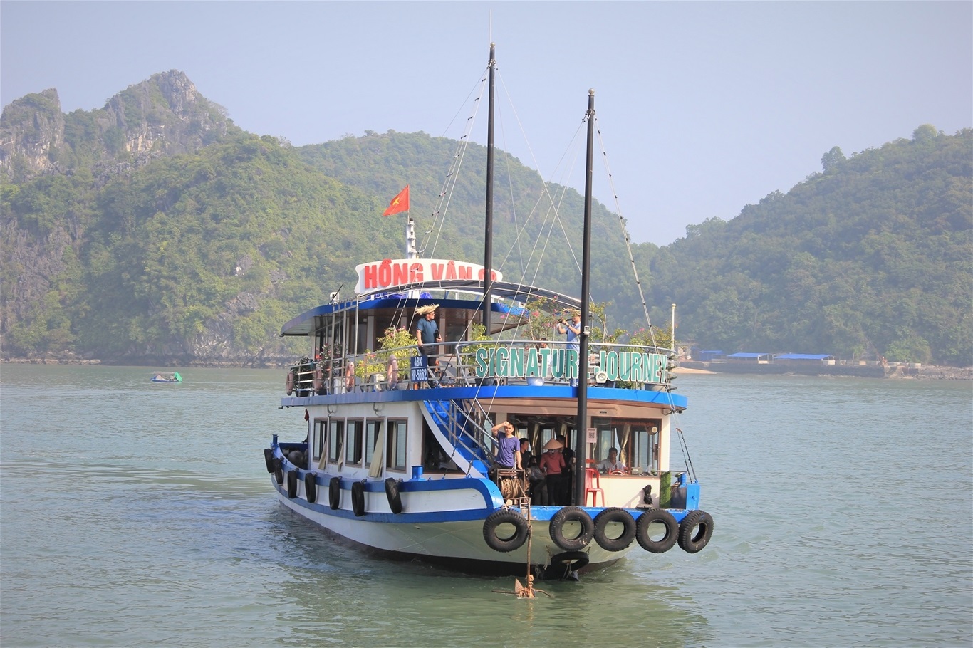 Tàu đi làng cổ Việt Hải Cát Bà