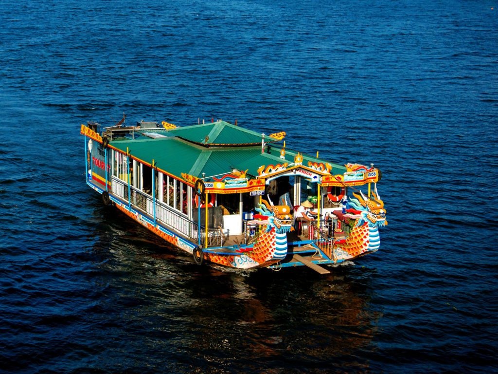 Booking a Hue dragon boat